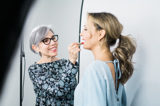 robin-siegel-applying-makeup